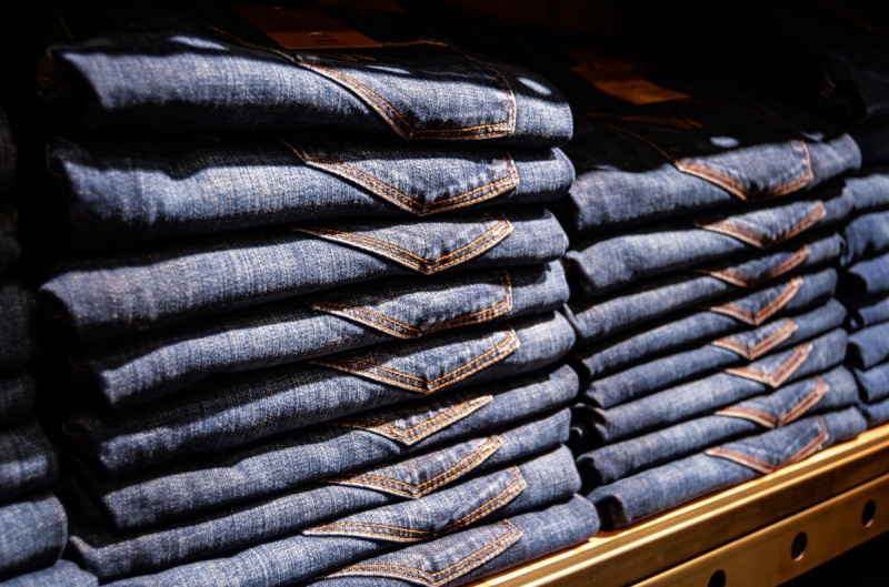 magasin-BEZAUDUN LES ALPES-min_jeans_pants_blue_shop_shopping_shelf_exhibition_buy-940702